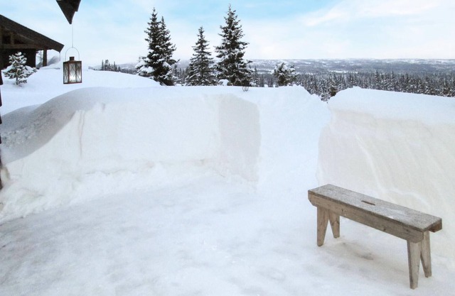 Spend a cozy vacation in this spacious and tasteful cottage.