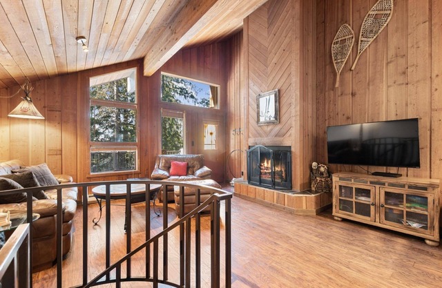 Spend Holidays in Whitefish! Charming Ptarmigan Unit! Access to indoor/outdoor pool, and more!