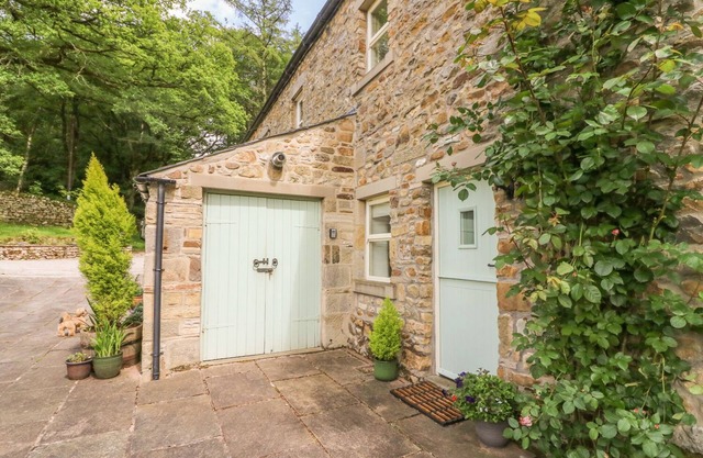 SPENS FARM COTTAGE, with a garden in Tatham