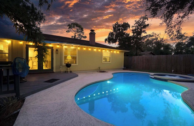 ~Splash Hill Haven Sleeps 10 Pool & Spa~