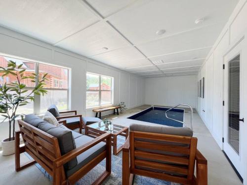 Splendid 2Cabins Sleeps 28 Pool Hot Tub More