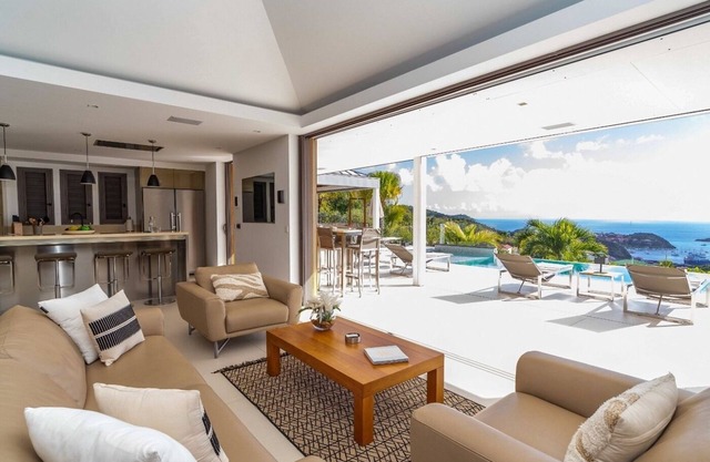 Splendid 3 BDRM w Pool and Jacuzzi