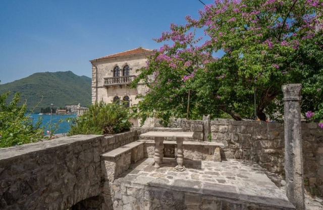 Splendid two-storey villa by the sea!