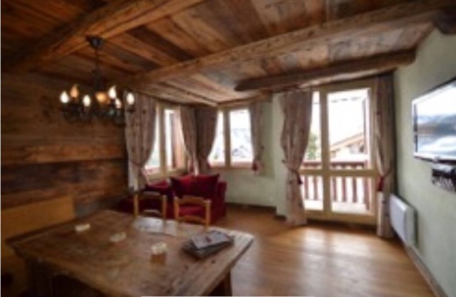 Splendid wood panel 2 bedrooms flat with gorgeous view, ski in/out.