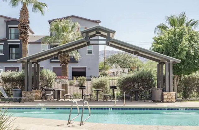 Sports fans & Foodies King with Balcony, Queen, pool minutes to Golf & Airport