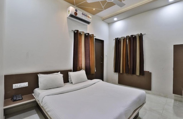 SPOT ON 39522 Hotel Shree Dhara