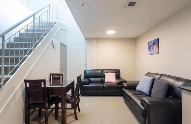 Spread your wings in this spacious pad w carpark