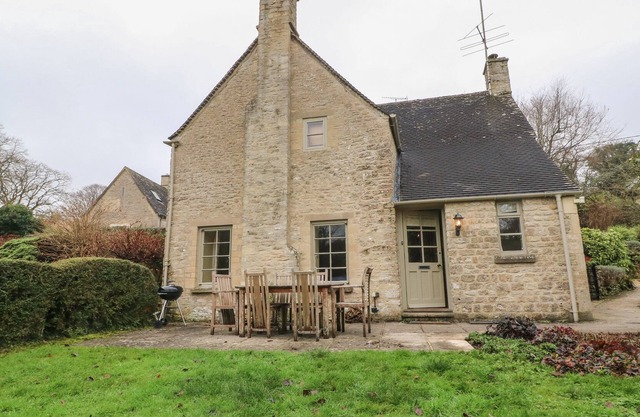 SPRING COTTAGE, pet friendly, character holiday cottage in Bibury