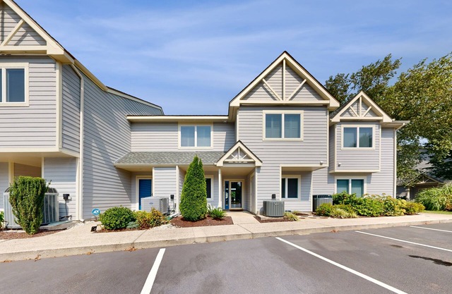 Spring Lake Condo with patio, free WIFI, W/D, shared pool