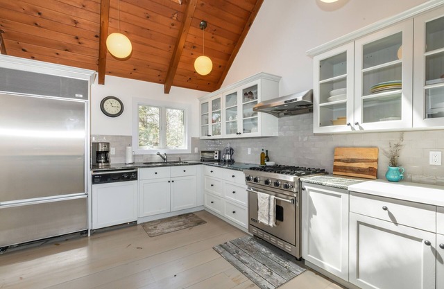 Springs Chic, Steps from private Gardiners Bay beach!