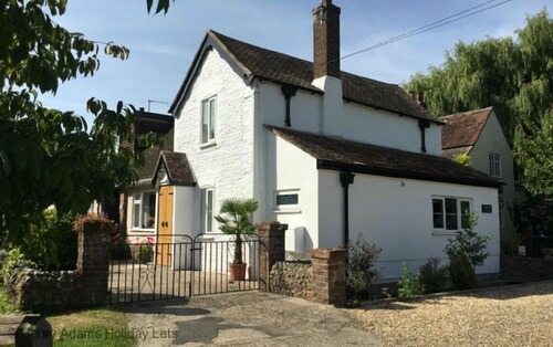 Springwell , West Wittering - a cottage that sleeps 4 guests in 2 bedrooms