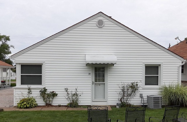 Spunky Cottage Located on GOTL Strip