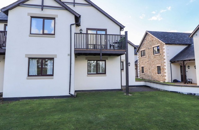 SQUIRREL COTTAGE, family friendly, with pool in Penruddock