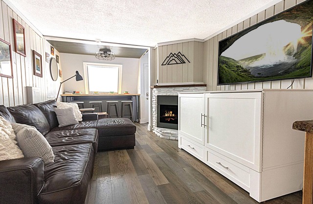 SR 21A: Summer modern mountain retreat! EV charger & dogs welcome!