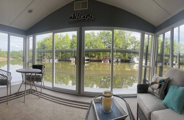 SS MINNOW n55' Houseboat on the Flint River, a floating oasis!
