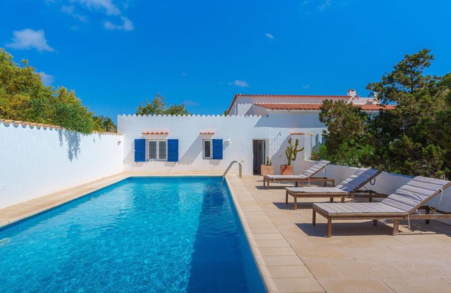 Stunning private villa for 10 guests with WIFI, private pool, A/C, TV, patio and parking