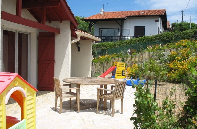 ST JEAN LUZ RESIDENTIAL AREA" 2 CLIM" COT TOYS - 5 ADULTS + 1 BABY