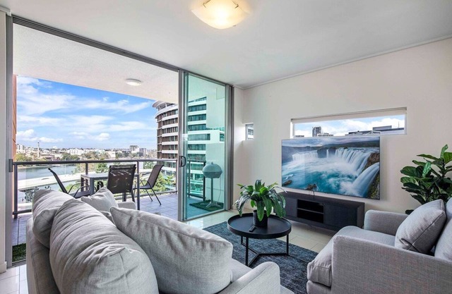 Stadium Vue, 3Bd,Riverview Pool, 300m to S/Stadium