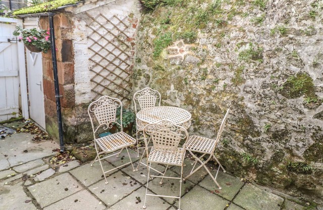 STANFREE HOUSE, pet friendly, with open fire in Winster