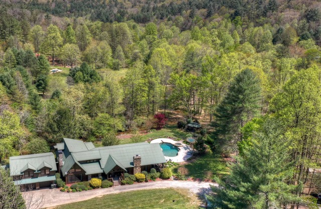 Stanley Creek Lodge -4 Acre Creekside Lodge w/pool and Fishing