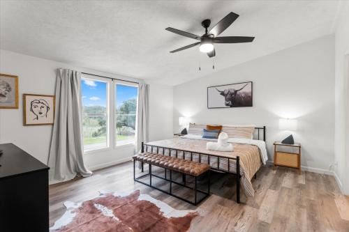 Starlight Horizon Cabin K - Pet-Friendly Texas Hill Country Cabin Near Canyon Lake - Pool, Stargazing & Group Getaways - Sleeps 8