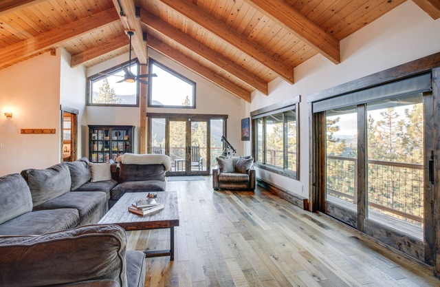 Stateline Mountain Cabin: 3 Mi to Heavenly Resort
