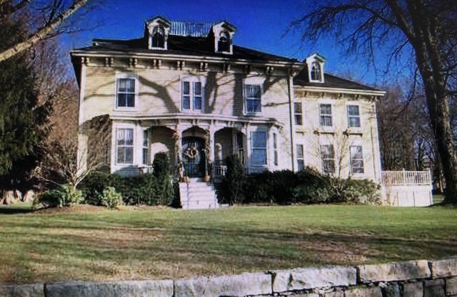 Stately Restored Victorian with panoramic waterviews near Newport (12 beds)