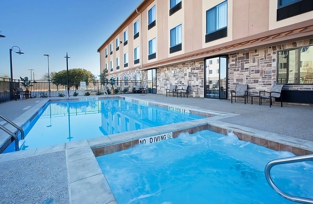 Stay at Red Lion Inn, 2 Queen Beds w/Pool, Free Breakfast, Wifi, and Parking!