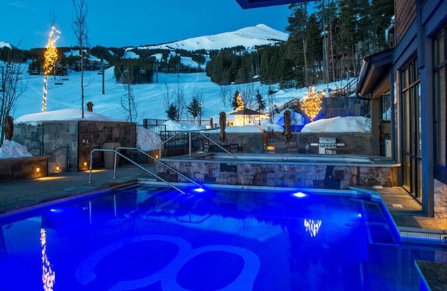 Stay directly on Peaks 8, Ski in/out access, enjoy the view in a hot tub.