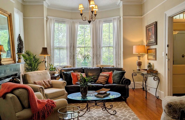 Stay Downtown at "The Clara" : Antiques, Charm & Room for Everyone with Parking!