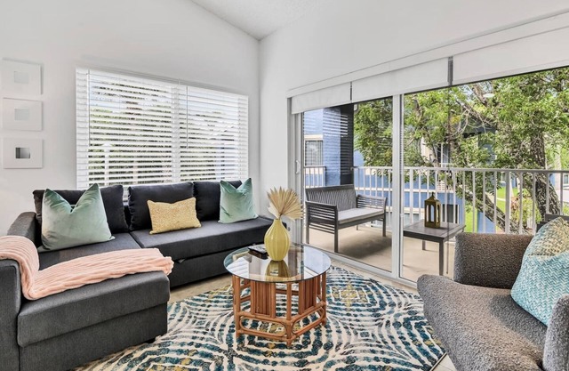 Stay in our spacious 3-bed, 2-bath top-floor apartment in West Boca Raton