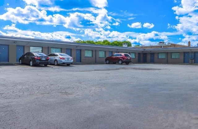 Stay near Botanical Gardens with Pet-Friendly Room and Parking