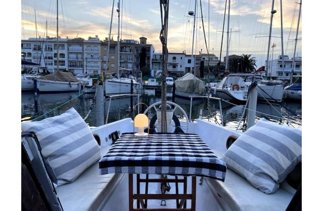 Stay on a beautiful sailboat on the Costa Brava