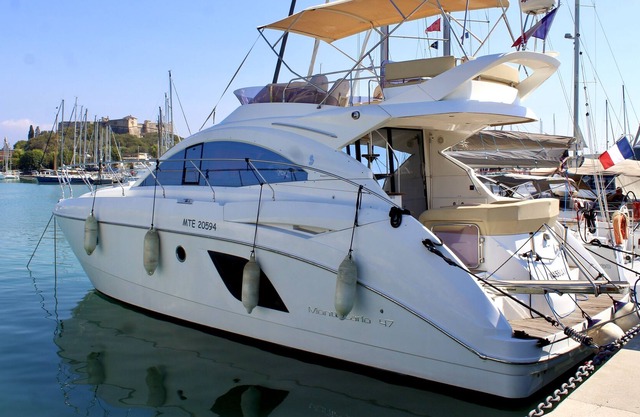 Stay on a luxurious and elegant yacht