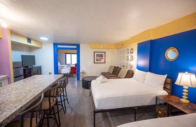 Stay Together on The Strip - 1 Bedroom Suite