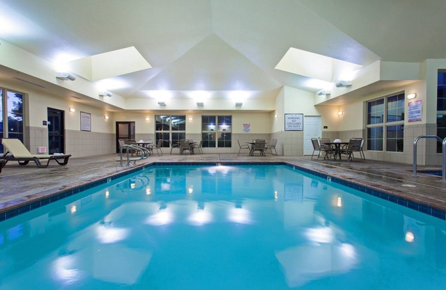 Staybridge King Suite. Pool & Hot Tub. Free Breakfast. Visit a Nearby Winery!