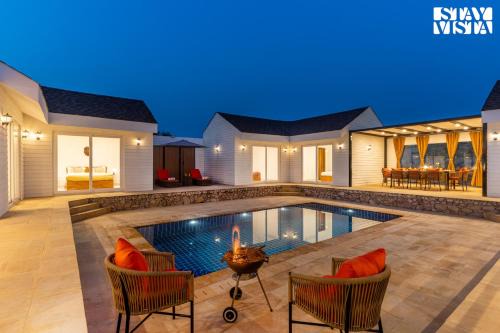 StayVista at The Leo's Manor with Bonfire, Pool
