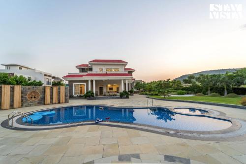 StayVista at Vacanza Villa - Pool, Lawn & Theatre