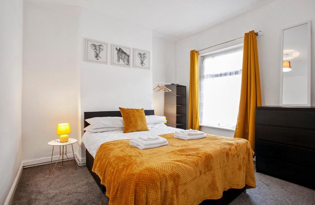 Staywhenever LS- 4 Bedroom House, King Size Beds, Sleeps 9