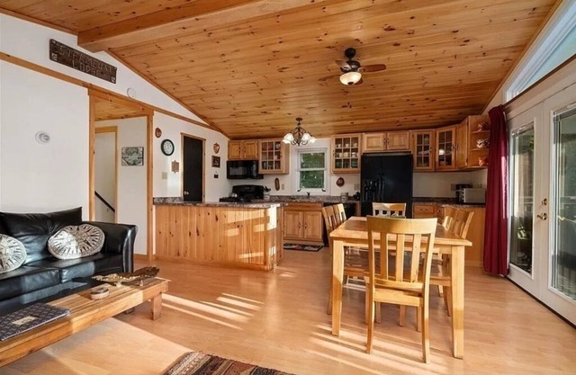 Steamboat Lodge, Old Forge lake front location, close to Water Safari