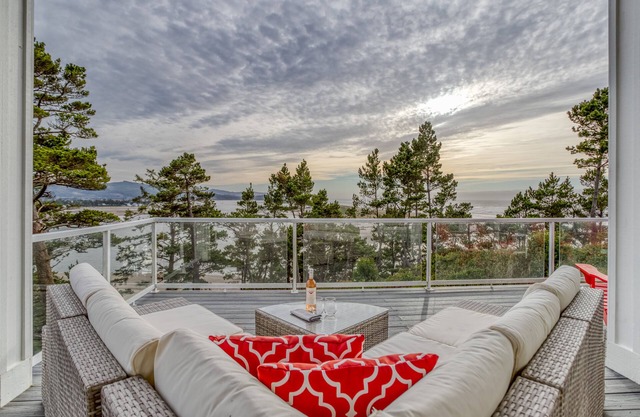 Stellar Ocean and Bay Views, Chef’s Kitchen, Hot Tub and 4 Luxurious Bedrooms!