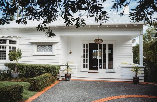 Step into this beautiful vintage villa and relax – your holiday has begun.