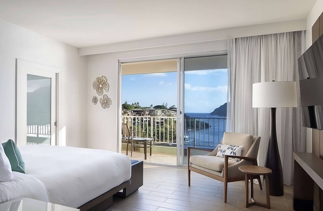 Steps Away from Kalapaki Beach! Stunning Oceanfront Room | Outdoor Pool