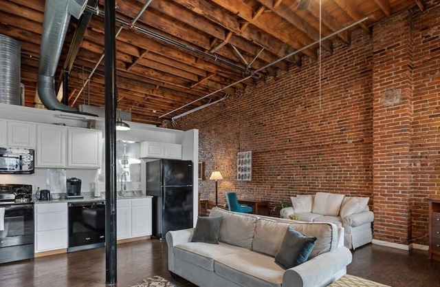 Steps from Arch | Private Downtown Loft