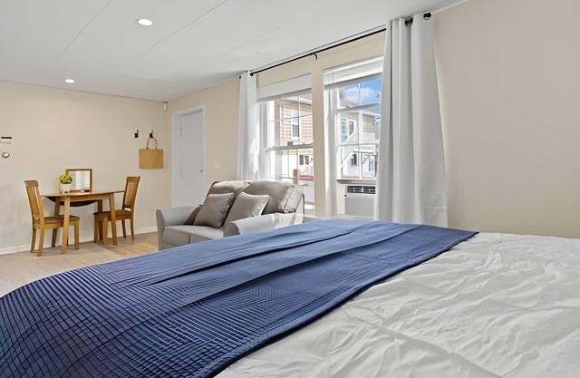 Steps From the Sand & Short Walk to the Pier!