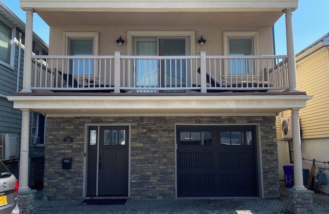 Steps from the beach! Beautiful 3-bedroom house in Long Beach