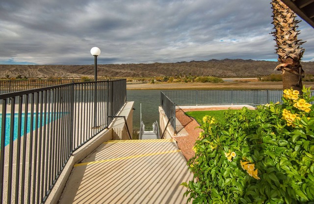 Steps from the River! Cozy 2 bed/2 bath condo. Min 30 day rental.