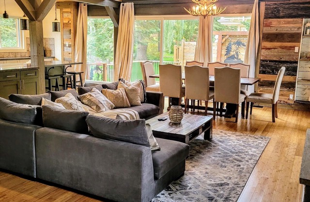 Steps to Blue Mountain Village/with Movie Room Hottub & Sauna - Long Term Rental