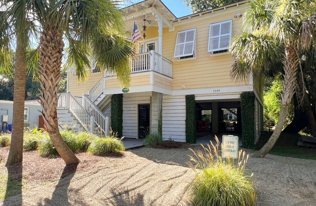 Steps to Downtown, Pier & Beach with Gourmet Kitchen!