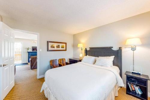 Steps to the Hill 1 Bedroom CraveTV